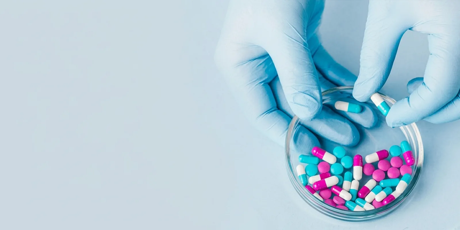 Profesional farmacéutica monitoreando información de seguridad en una computadora