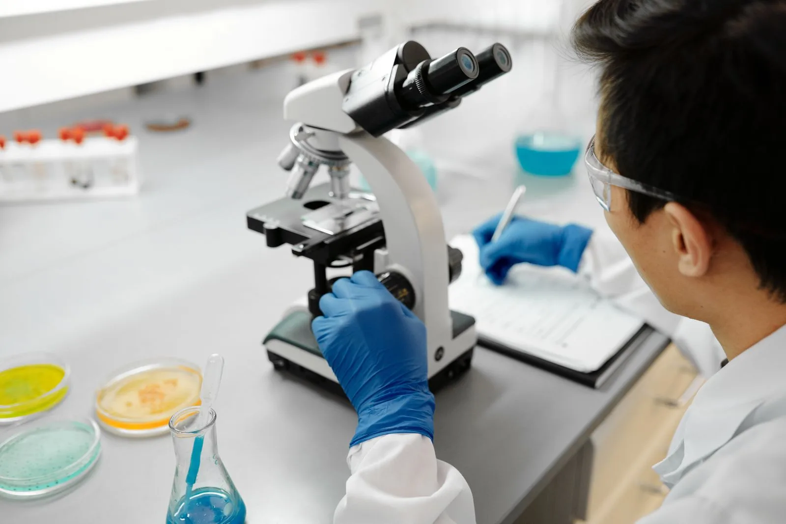 Profesional revisando documentación de calidad en un laboratorio