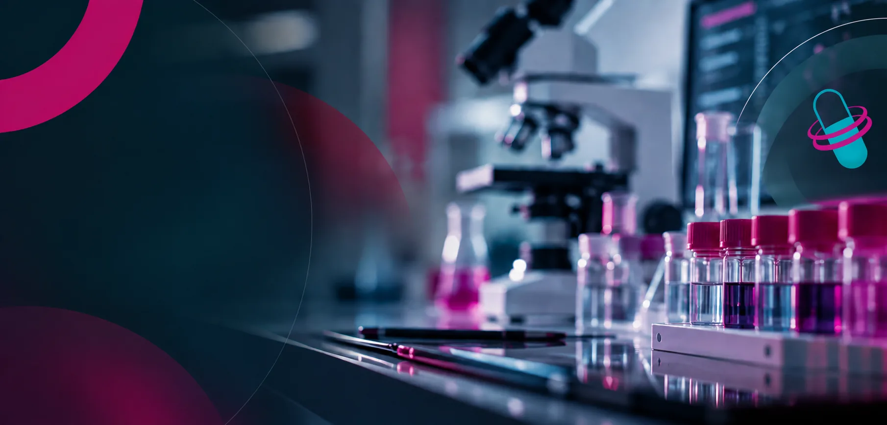 Laboratorio farmacéutico moderno con equipos de producción y elementos gráficos de marca