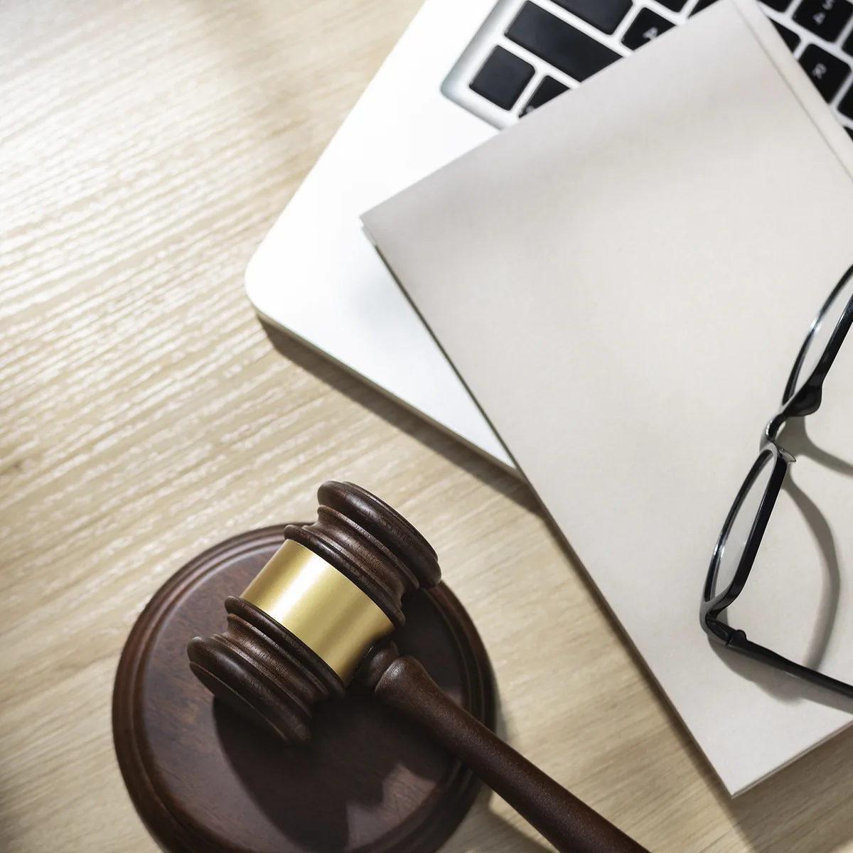 Documentación técnica y regulatoria sobre una mesa de trabajo